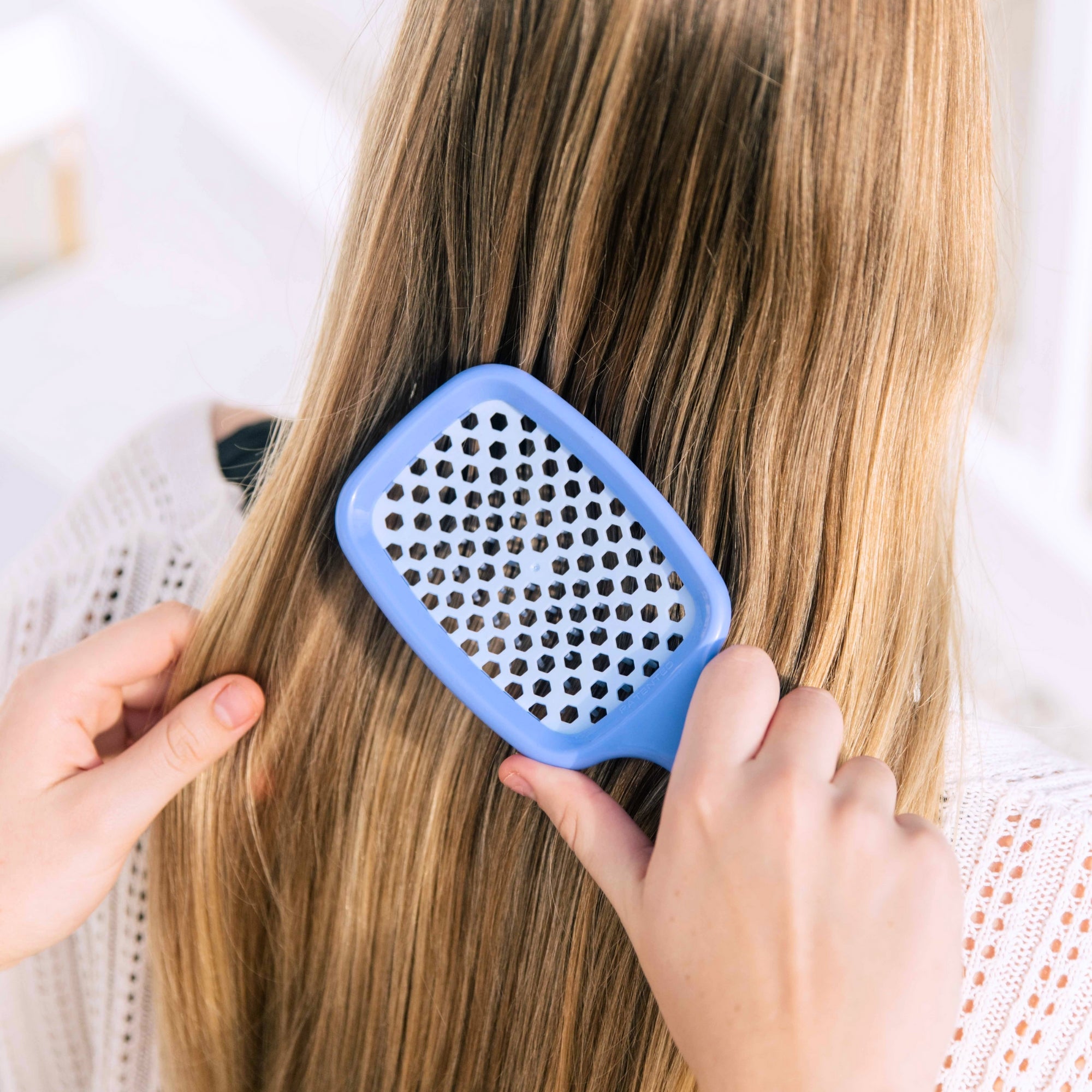 Detangling Hair Brush: UNbrush - Ocean Blue - FHI Heat